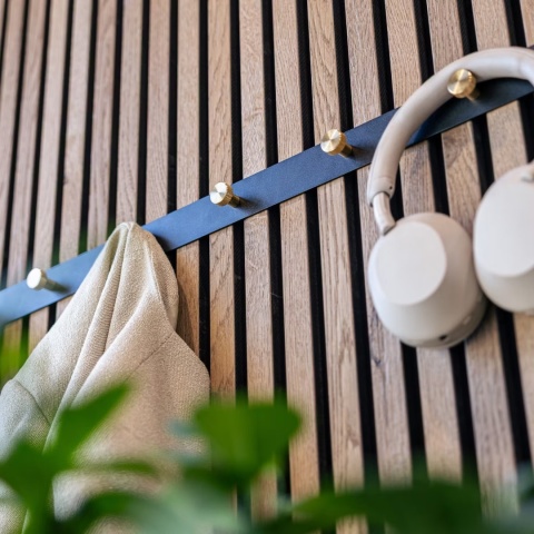 WoodUpp®CREATE | Wieszak na ubrania 7x - Czarny / Mosiądz